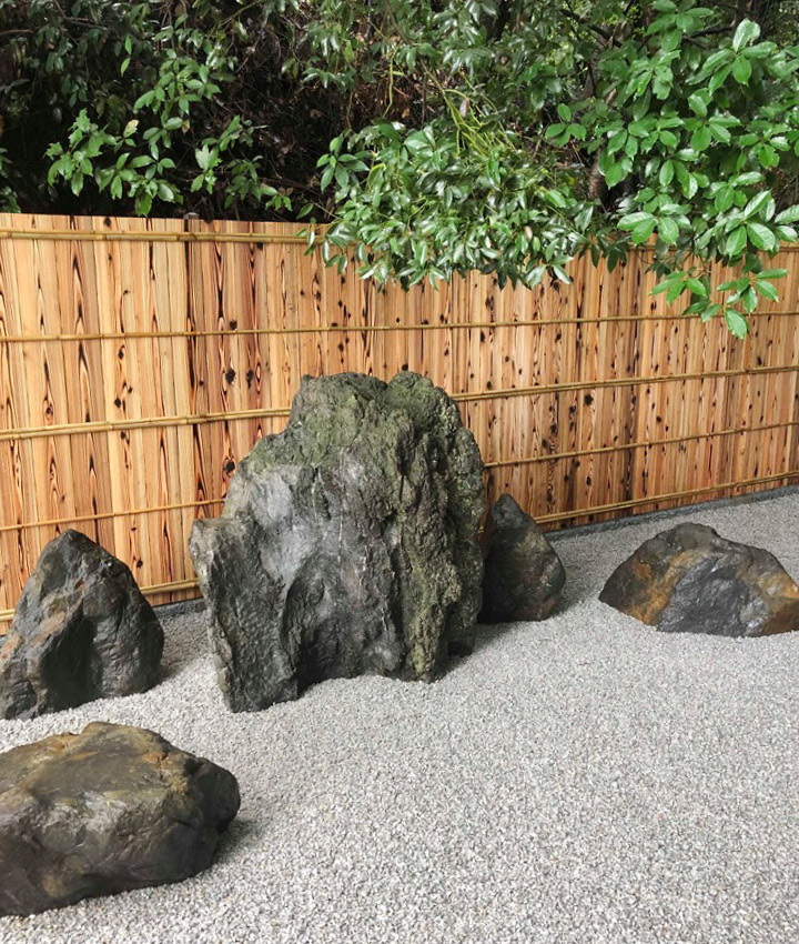 石と対話する庭造り